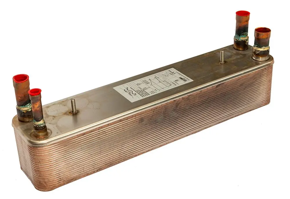 Daikin Wärmetauscher mit mehreren Anschlüssen und einer flachen, länglichen Form. Metallische Oberfläche mit Anzeichen von Schweißnähten im oberen Bereich.